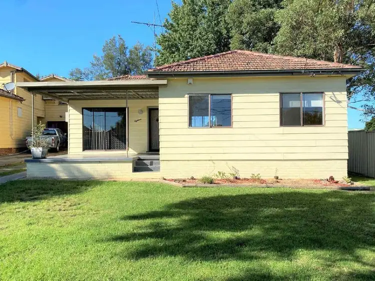 18 Derbyshire Av, Toongabbie NSW 2146