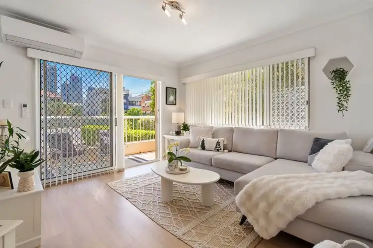 2/14 Rosewood Avenue, Broadbeach QLD 4218