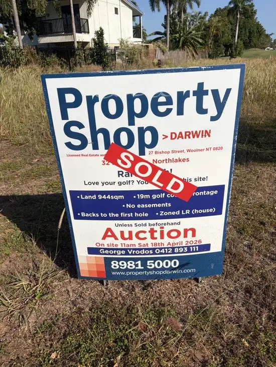 32 Lakes Crescent