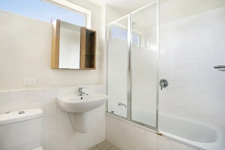 Fifth view of Homely unit listing, 2/33 Clarence Road, Indooroopilly QLD 4068