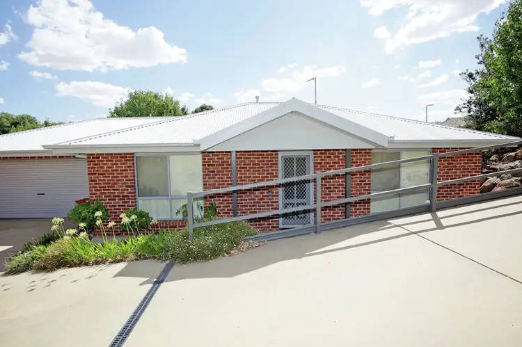 1/6 Banksia Place, Junee NSW 2663