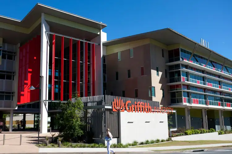 53/7-11 Brown St, Labrador QLD 4215