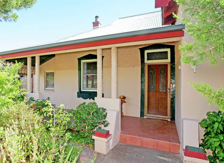 17 Pretoria Ave, Junee NSW 2663