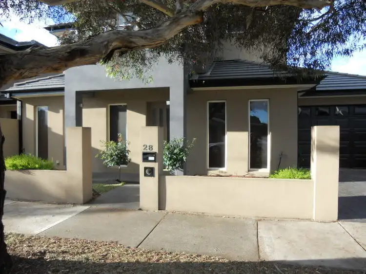 28 Paproth Grove