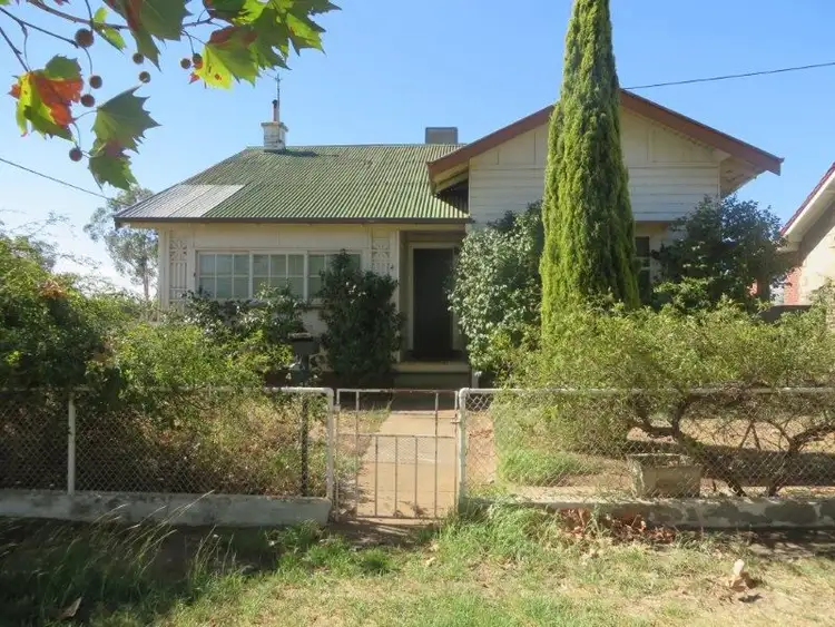 4 Pitt St, Junee NSW 2663