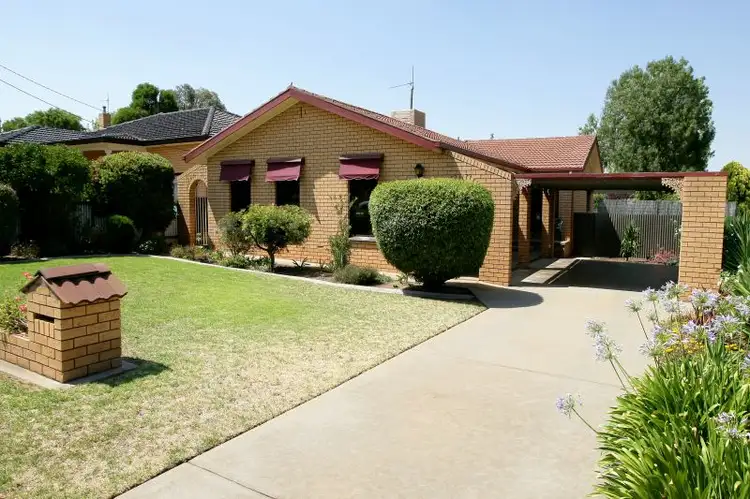 15 Cross St, Junee NSW 2663