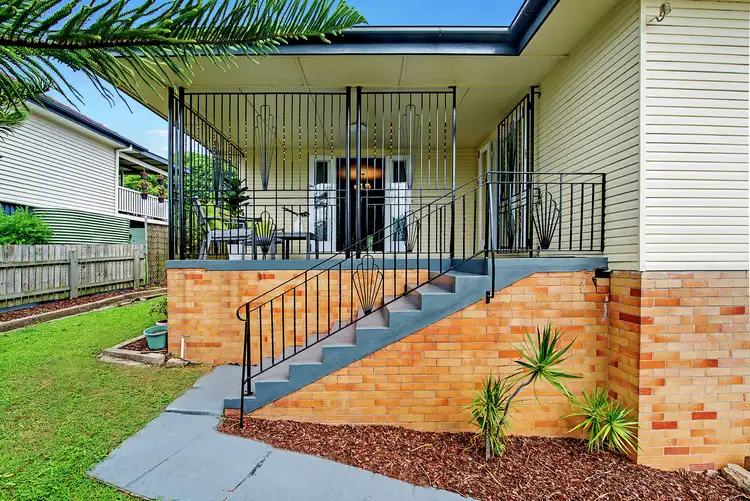 32 Oatland Crescent, Holland Park West QLD 4121