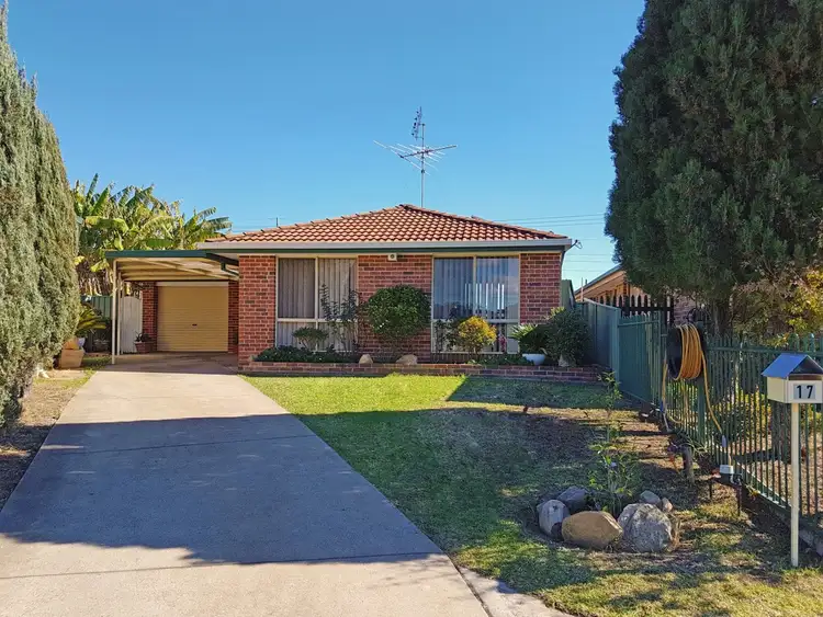 17 Robson Cres, St Helens Park NSW 2560