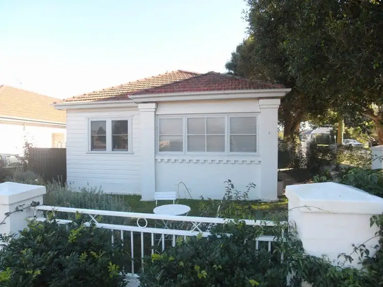 2 Griffiths street, Mayfield NSW 2304