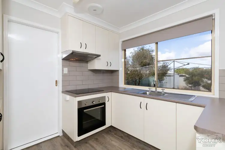 8 Oaklands Court, Glenvale QLD 4350