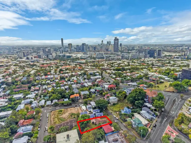 11 Carlton St, Highgate Hill QLD 4101