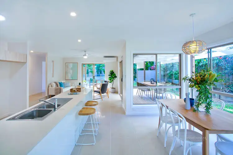 8 Wavecrest Drive, Castaways Beach QLD 4567