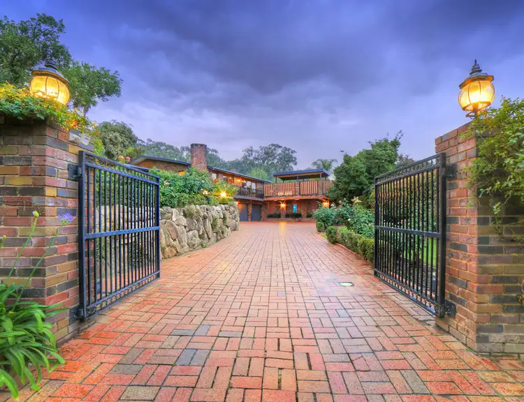 4 Bellevue Parade, Kooringal NSW 2650