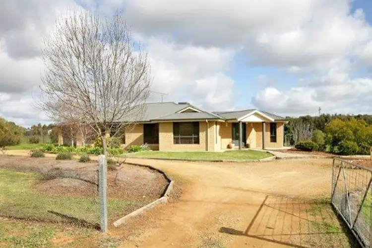 12 Loughan Rd, Junee NSW 2663