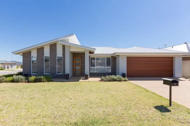 1 St Pauls Place, Gobbagombalin NSW 2650