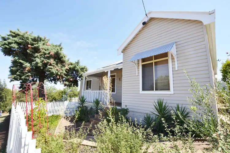 43 Commins Street, Junee NSW 2663