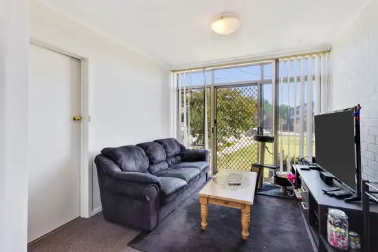 2/40 Chifley Avenue, Altona VIC 3018