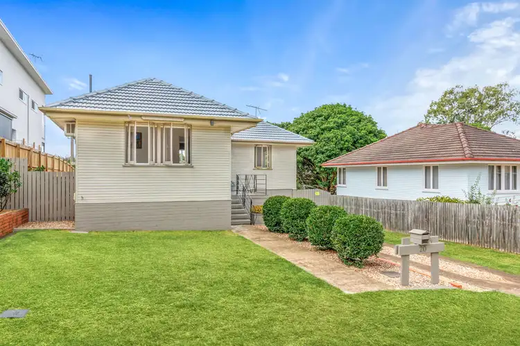 20 Iris St, Holland Park West QLD 4121