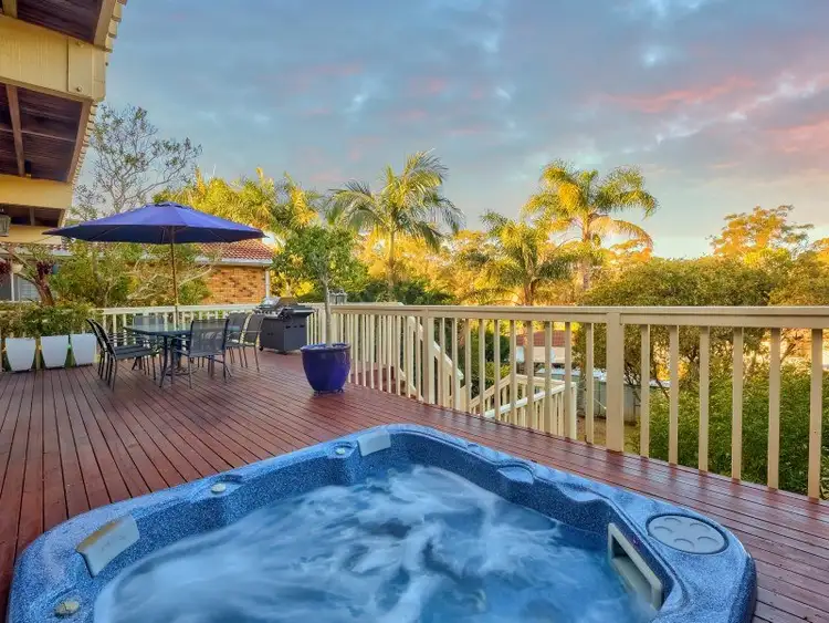 1 Howard Avenue, Green Point NSW 2251