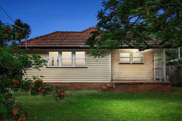 19 Pattison Avenue, Norman Park QLD 4170