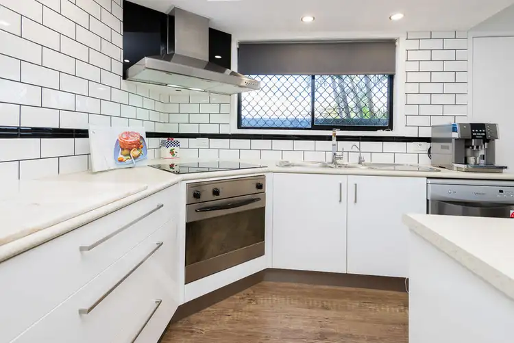 4/11 Frank Street, Labrador QLD 4215