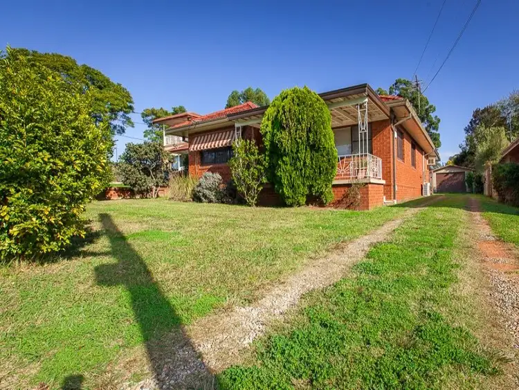 84 Binalong Rd, Toongabbie NSW 2146