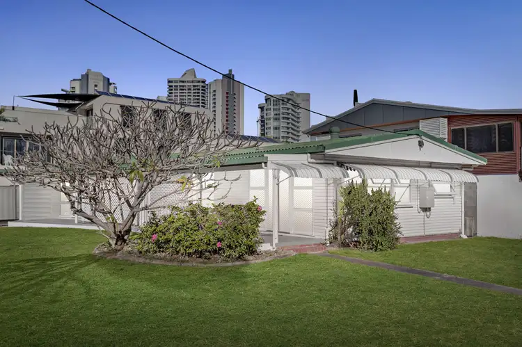 13 Rankin Parade, Main Beach QLD 4217