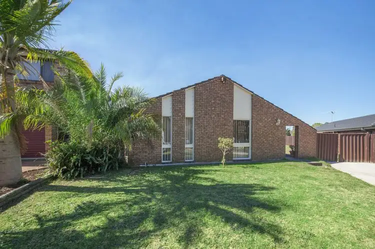 6 Leura Close, Bossley Park NSW 2176