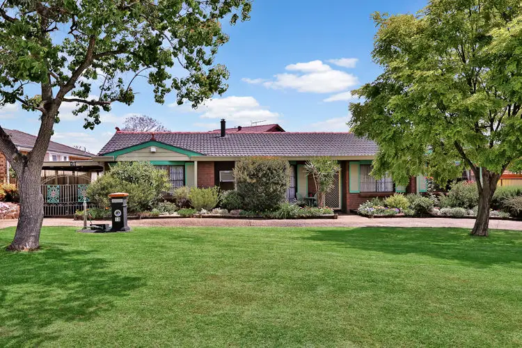 10 Curl Curl Place, Woodbine NSW 2560