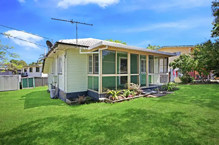 243 Elizabeth Avenue, Clontarf QLD 4019