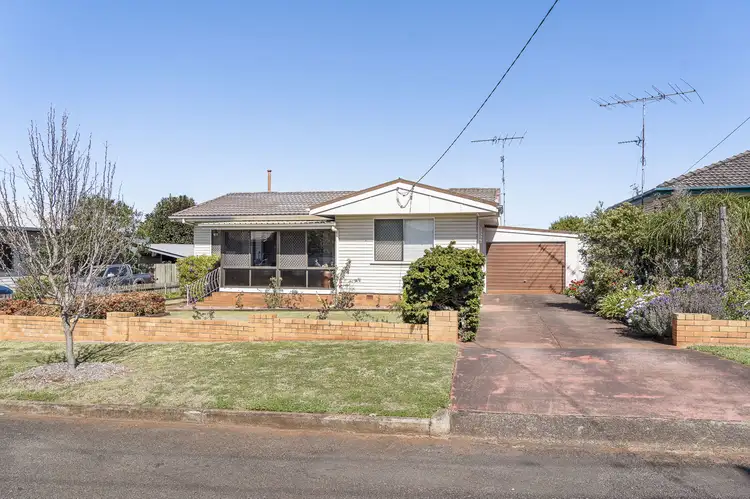 16 Bullock Street, Rockville QLD 4350