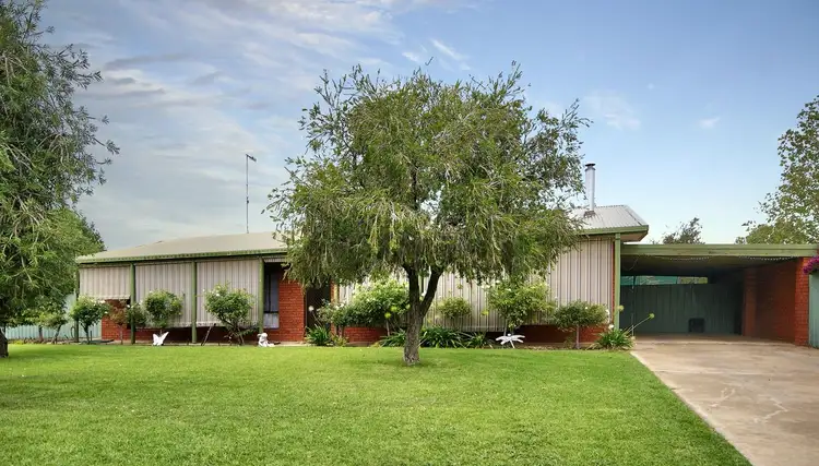 242 Victoria Street, Deniliquin NSW 2710
