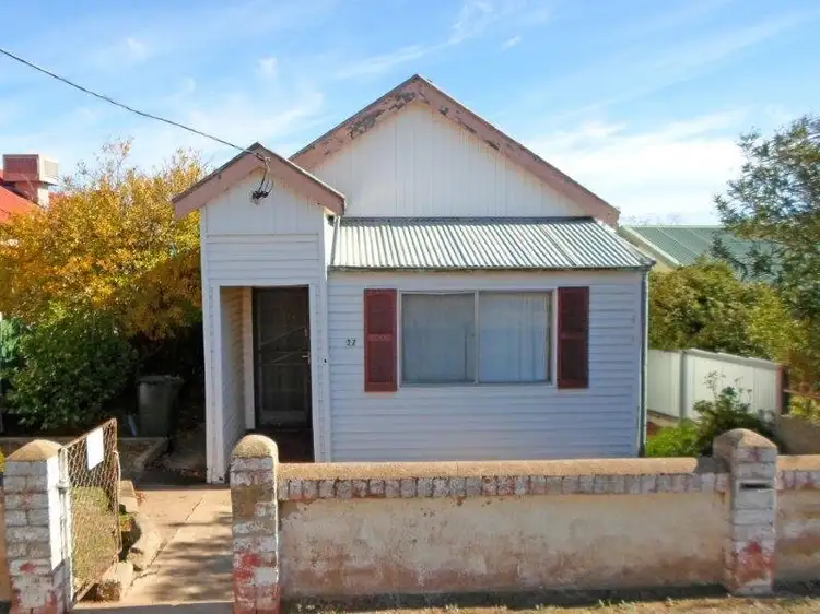 27 Commins St, Junee NSW 2663