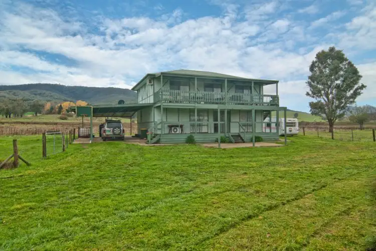 10 Grange Road, Porepunkah VIC 3740