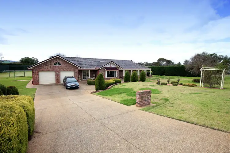 2 Evangelist Avenue, Lake Albert NSW 2650