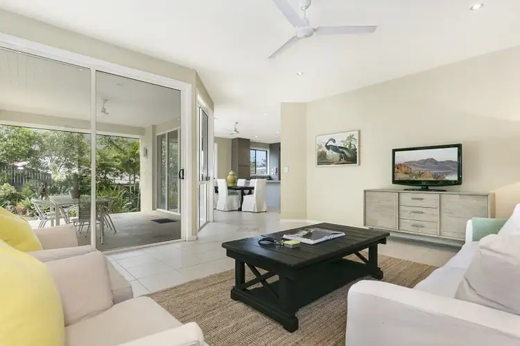 2/7 Scenic Rd, Kenmore QLD 4069