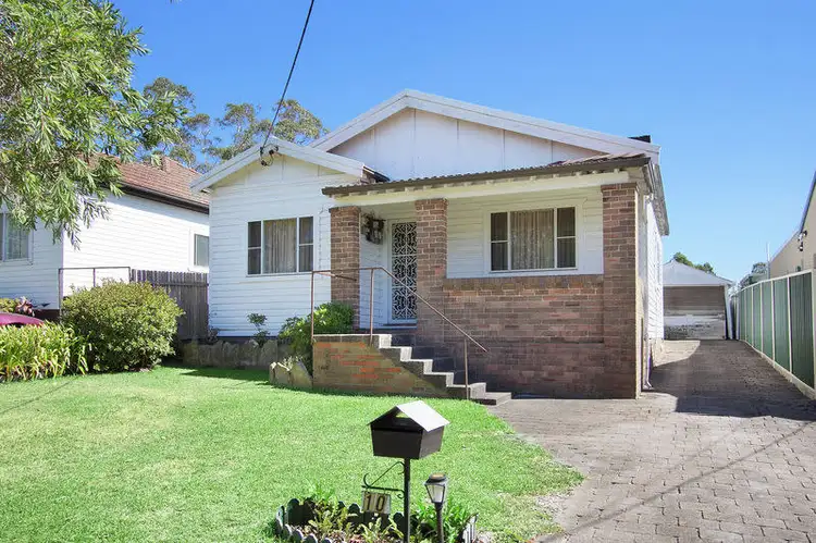 10 Henty Street