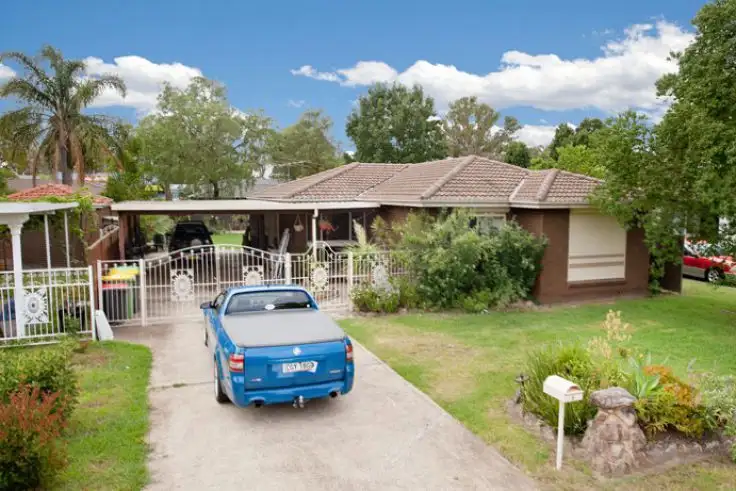 6 Shadlow Crescent, St Clair NSW 2759