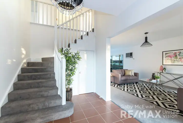 3 Kensington Close, Carindale QLD 4152