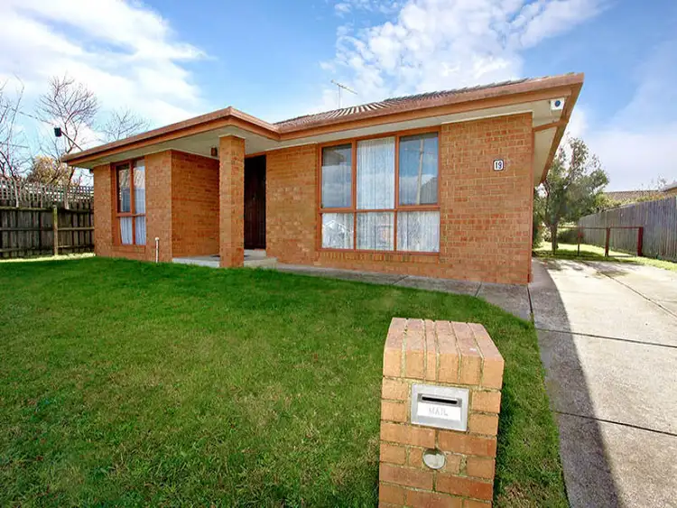 19 Lauren Drive, Hampton Park VIC 3976