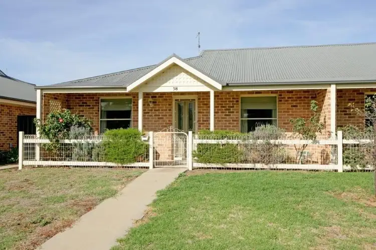 58 Bolton St, Junee NSW 2663
