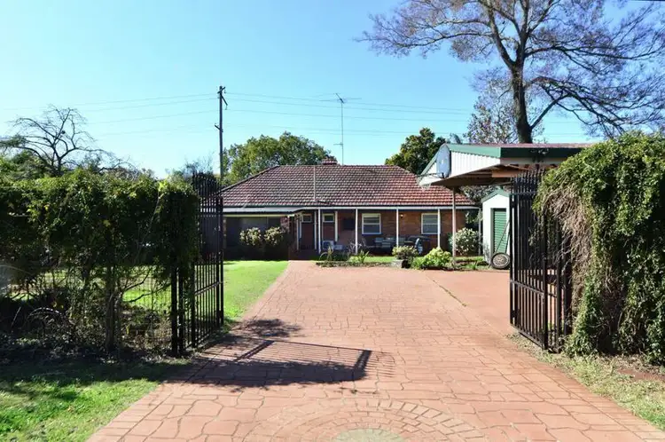 223 West Street, Harristown QLD 4350