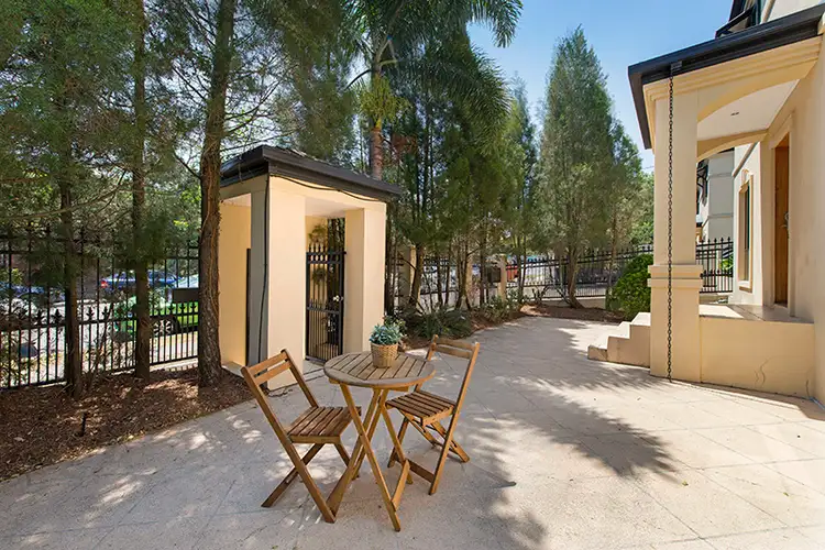 2/136 Central Avenue, Indooroopilly QLD 4068