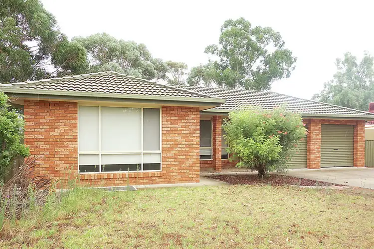 28 Balleroo Crescent, Glenfield Park NSW 2650