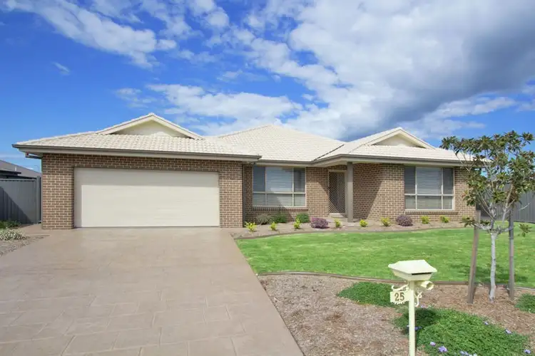 25 Grand Meadows Drive, Tamworth NSW 2340