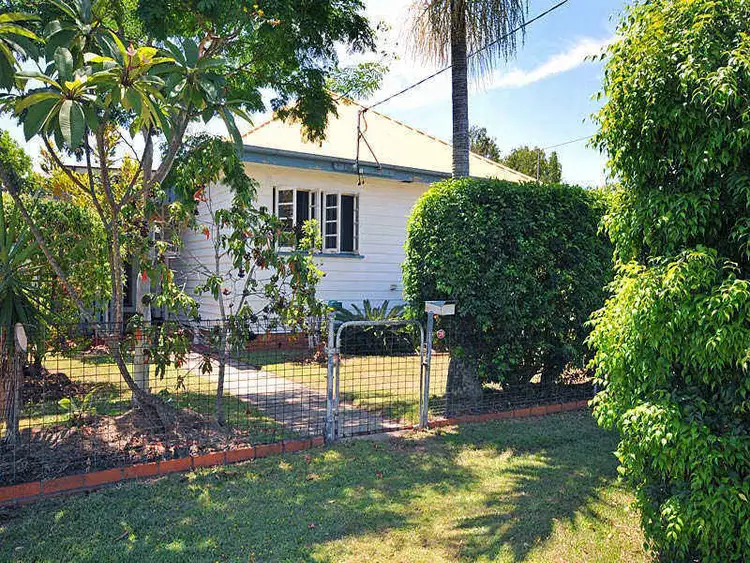 28 Clayton St, Sandgate QLD 4017
