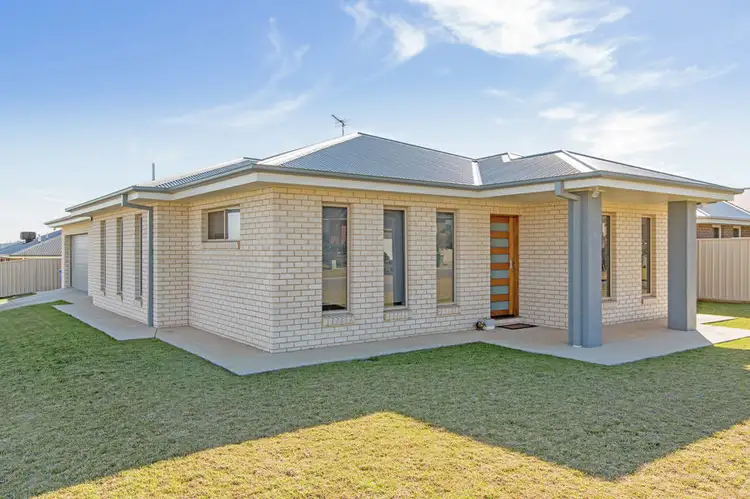 1 Mulberrygong Court, Gobbagombalin NSW 2650