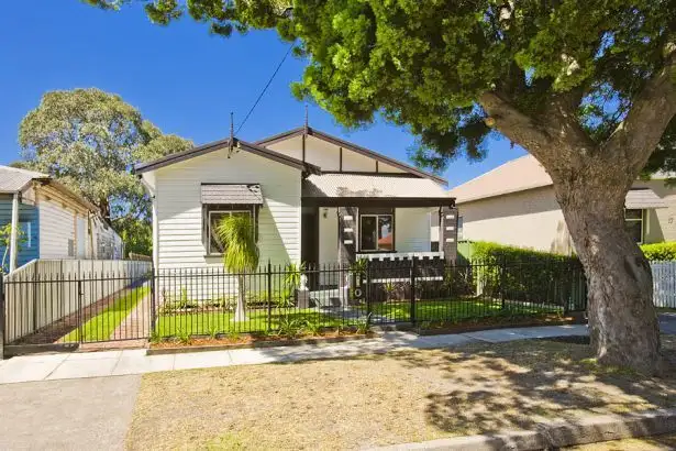 19 Kitchener Parade, Mayfield East NSW 2304