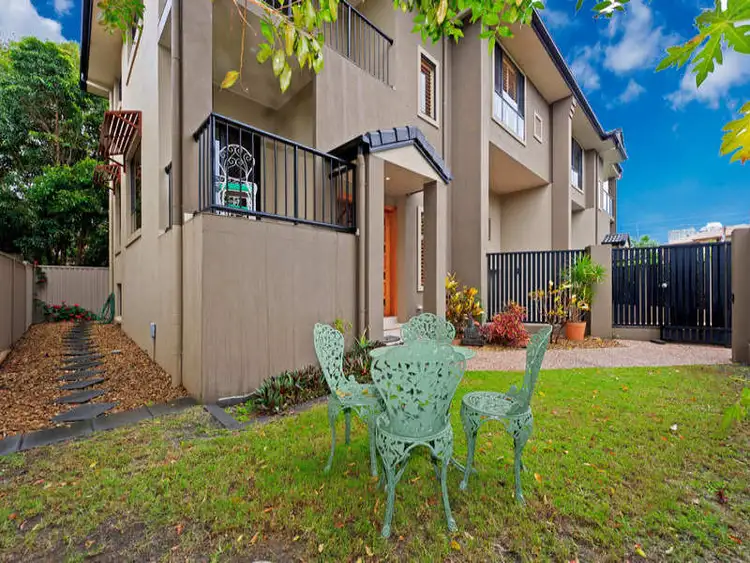 2/1 Oleander Avenue, Biggera Waters QLD 4216