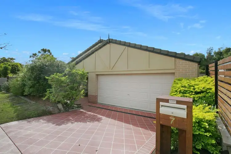 7 Phillips Place, Wakerley QLD 4154